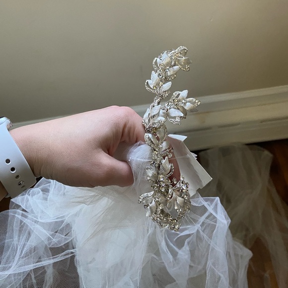 Accessories - Long ivory veil with hairpiece